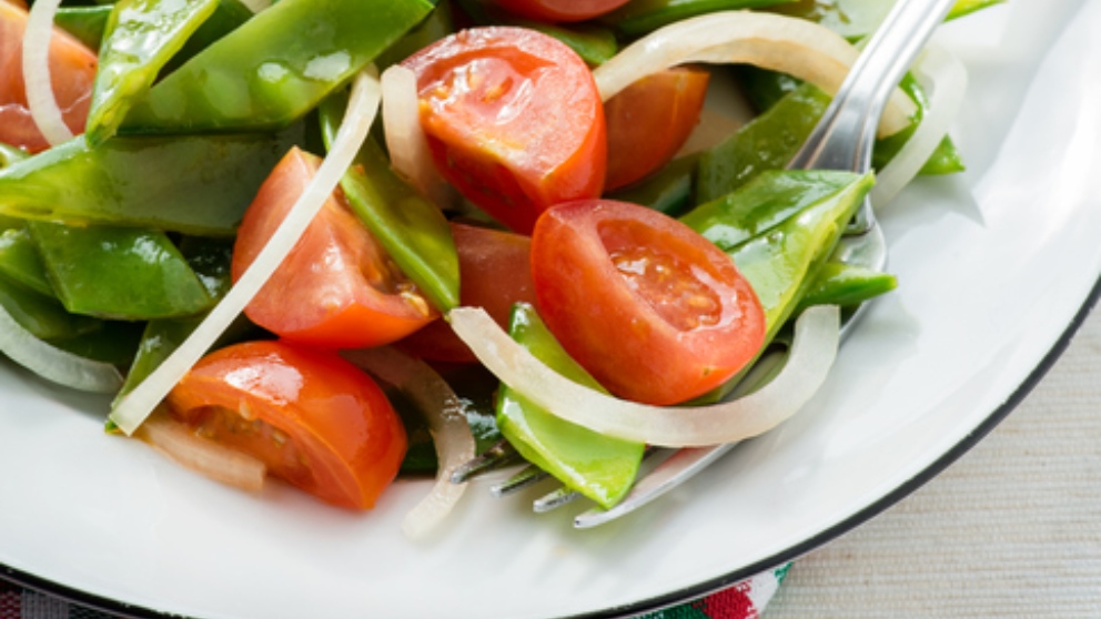 Ensalada de tirabeques con naranja y aceitunas