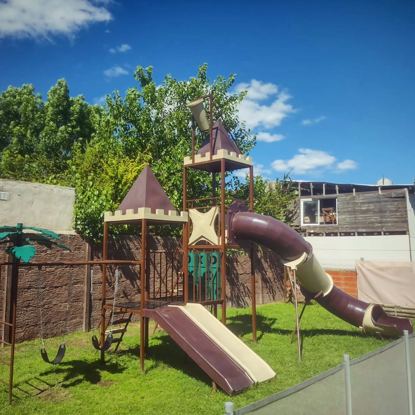 Juego Infantil de Doble Torre con Toboganes: Diversión Asegurada en Cada Espacio