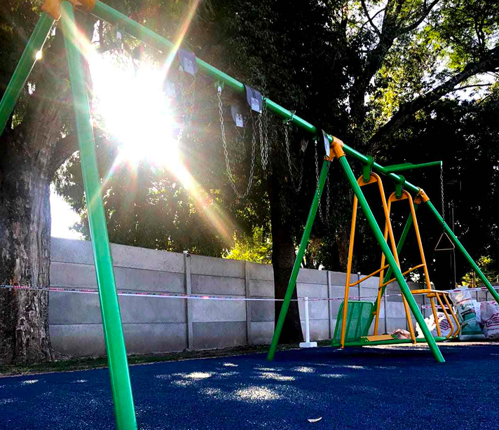 Pisos antigolpes para plazas y espacios recreativos: seguridad y durabilidad