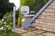 Silla salvaescaleras instalada en escalera exterior, una solucion practica y segura para personas mayores ofrecida por Ascensores Rosario.