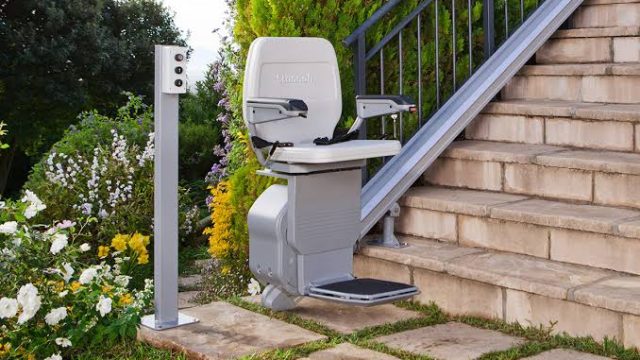 Silla salvaescaleras instalada en escalera exterior, una solucion practica y segura para personas mayores ofrecida por Ascensores Rosario.