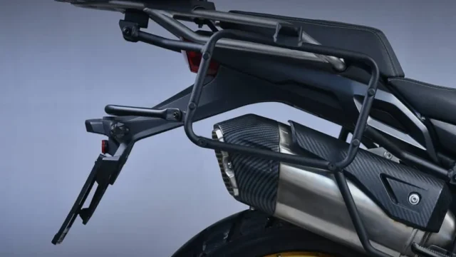 Accesorios imprescindibles para potenciar la Voge DSX 525 en ruta y travesías. Fotografía editorial relacionada con accesorios Voge DSX 525. publicada en Diseño Web Rosario