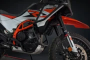 Accesorios para KTM Adventure 390 R: cómo preparar tu moto para cualquier terreno. Fotografía editorial relacionada con accesorios KTM Adventure 390 R. publicada en Diseño Web Rosa