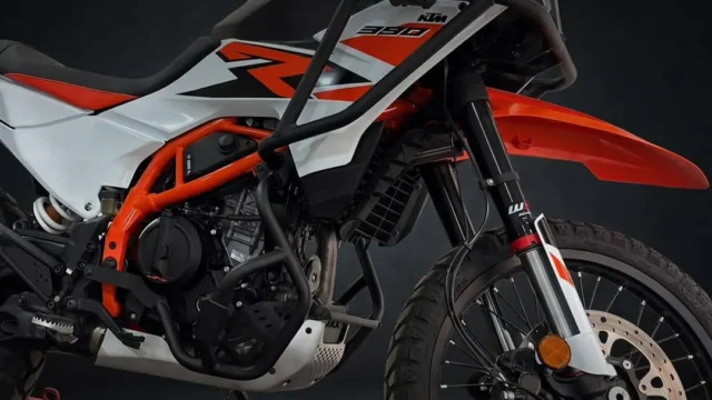Accesorios para KTM Adventure 390 R: cómo preparar tu moto para cualquier terreno. Fotografía editorial relacionada con accesorios KTM Adventure 390 R. publicada en Diseño Web Rosa