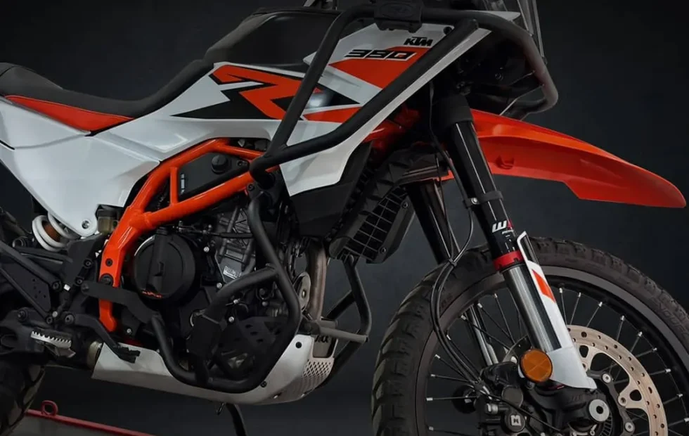 Accesorios para KTM Adventure 390 R: cómo preparar tu moto para cualquier terreno. Fotografía editorial relacionada con accesorios KTM Adventure 390 R. publicada en Diseño Web Rosa