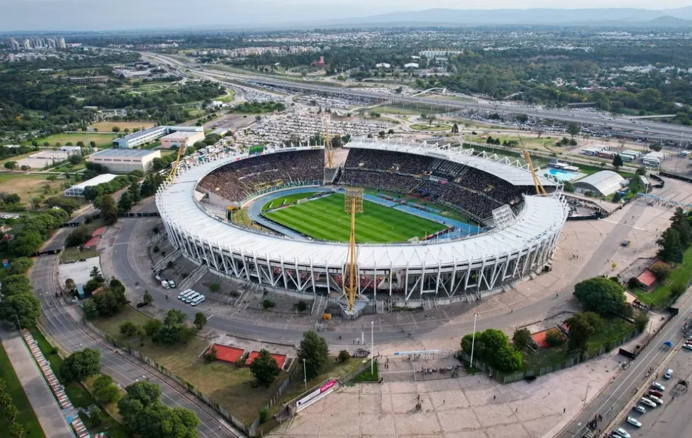 El tour del Estadio Kempes: historia, pasión y memoria en un recorrido único. Imagen destacada sobre tour del Estadio Kempes. publicada en Diseño Web Rosario