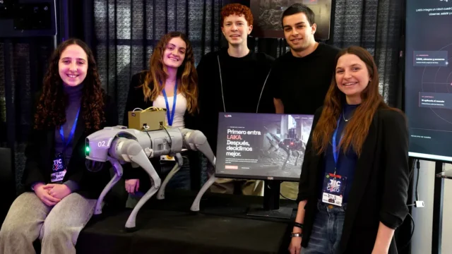 Estudiantes argentinos crean perro robot que asiste a bomberos y rescatistas. Fotografía editorial relacionada con perro robot de rescate. publicada en Diseño Web Rosario
