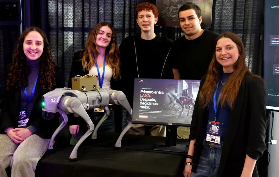 Estudiantes argentinos crean perro robot que asiste a bomberos y rescatistas. Fotografía editorial relacionada con perro robot de rescate. publicada en Diseño Web Rosario