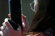 Francia fija mayoría de edad digital y reabre el debate sobre redes y adolescentes. Imagen destacada sobre mayoría de edad digital. publicada en Diseño Web Rosario