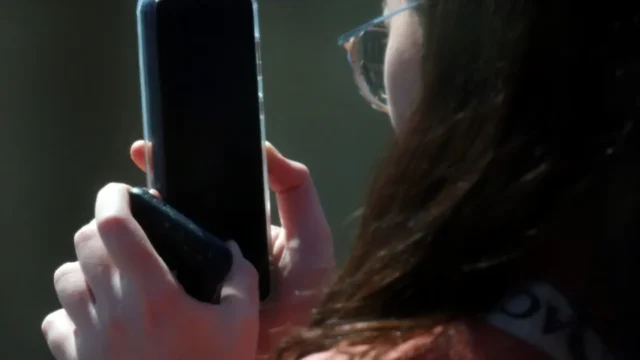 Francia fija mayoría de edad digital y reabre el debate sobre redes y adolescentes. Imagen destacada sobre mayoría de edad digital. publicada en Diseño Web Rosario