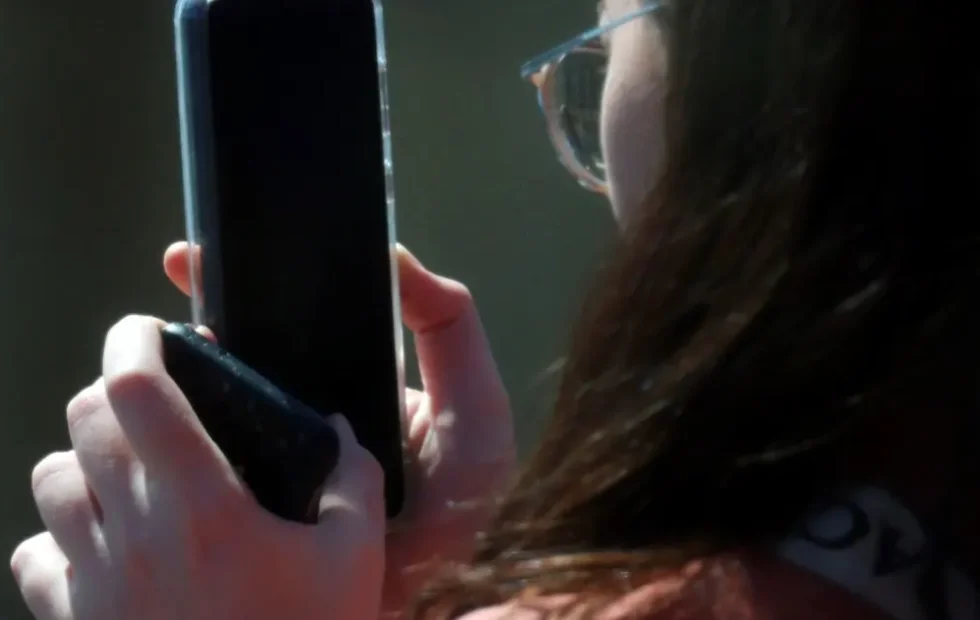 Francia fija mayoría de edad digital y reabre el debate sobre redes y adolescentes. Imagen destacada sobre mayoría de edad digital. publicada en Diseño Web Rosario