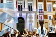 Hinchas argentinos en España llaman al respeto antes de la gran final del Mundial. Fotografía editorial relacionada con argentinos en España final del Mundial. publicada en Diseño