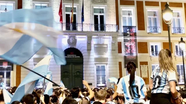 Hinchas argentinos en España llaman al respeto antes de la gran final del Mundial. Fotografía editorial relacionada con argentinos en España final del Mundial. publicada en Diseño