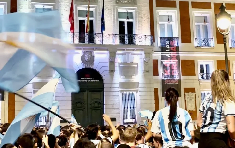 Hinchas argentinos en España llaman al respeto antes de la gran final del Mundial. Fotografía editorial relacionada con argentinos en España final del Mundial. publicada en Diseño