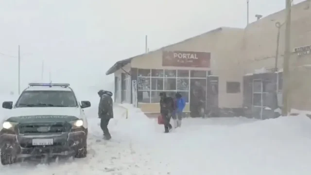 Histórica nevada en la cordillera: rescatistas y comunidades en alerta en Cuyo. Fotografía editorial relacionada con nevada histórica cordillera argentina. publicada en Diseño Web