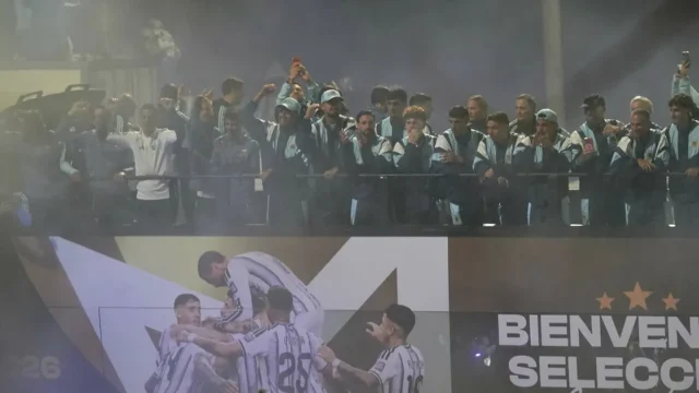 La Selección y el Gobierno: cómo Messi esquivó la política con juego limpio digital. Fotografía editorial relacionada con Selección Argentina comunicación digital. publicada en Dis