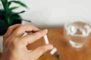 Magnesio: beneficios reales y límites de los suplementos para dormir y relajarse. Fotografía editorial relacionada con magnesio y suplementos. publicada en Diseño Web Rosario