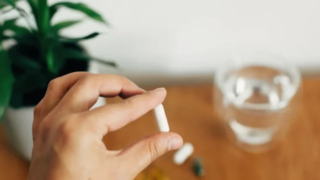 Magnesio: beneficios reales y límites de los suplementos para dormir y relajarse. Fotografía editorial relacionada con magnesio y suplementos. publicada en Diseño Web Rosario
