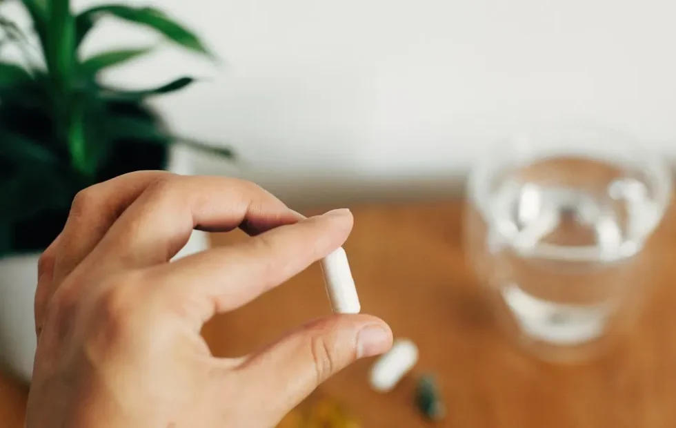Magnesio: beneficios reales y límites de los suplementos para dormir y relajarse. Fotografía editorial relacionada con magnesio y suplementos. publicada en Diseño Web Rosario