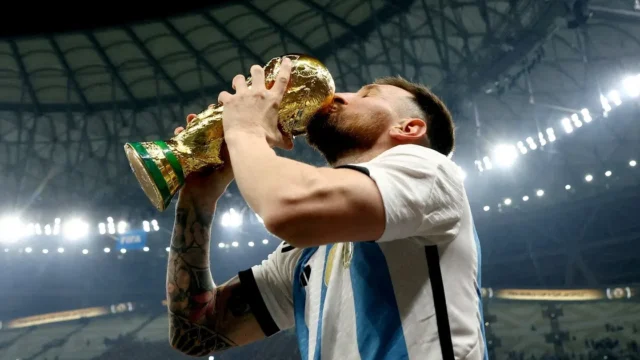 Messi irá a su sexta Copa del Mundo y renueva la ilusión de los argentinos. Fotografía editorial relacionada con Messi sexta Copa del Mundo. publicada en Diseño Web Rosario