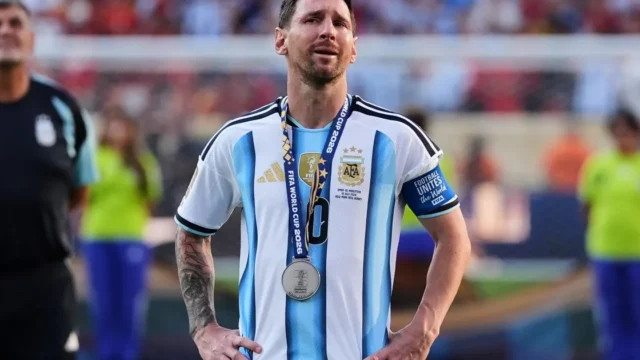 Messi y las lágrimas que conmovieron al fútbol argentino. Fotografía editorial relacionada con Messi lágrimas conmovieron fútbol argentino. publicada en Diseño Web Rosario