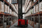 Raymond 7730 Reach Truck: eficiencia y altura para depósitos industriales. Imagen destacada sobre Raymond 7730 Reach Truck. publicada en Diseño Web Rosario
