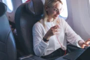 Starlink lleva el wifi de alta velocidad a los cielos y transforma los vuelos. Fotografía editorial relacionada con wifi de alta velocidad en vuelos. publicada en Diseño Web Rosari