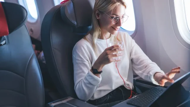 Starlink lleva el wifi de alta velocidad a los cielos y transforma los vuelos. Fotografía editorial relacionada con wifi de alta velocidad en vuelos. publicada en Diseño Web Rosari