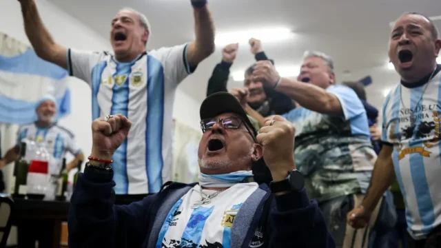 Veteranos de Malvinas celebraron la garra argentina: fútbol, memoria y orgullo. Fotografía editorial relacionada con veteranos de Malvinas en Quilmes. publicada en Diseño Web Rosar