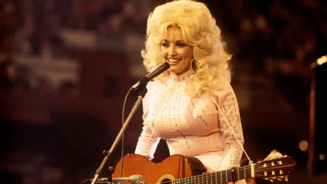 Muerte de Dolly Parton: homenajes y dudas sobre una noticia viral. Imagen destacada sobre muerte de Dolly Parton. publicada en Diseño Web Rosario