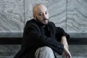 Tavo García: el modisto uruguayo detrás del glam de Lali y Moria. Imagen destacada sobre Tavo García. publicada en Diseño Web Rosario