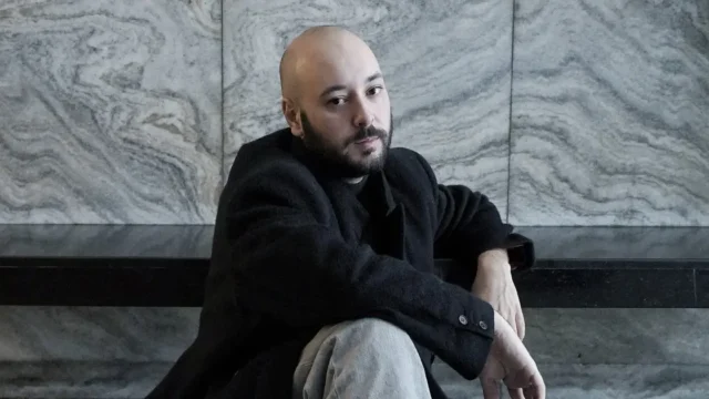Tavo García: el modisto uruguayo detrás del glam de Lali y Moria. Imagen destacada sobre Tavo García. publicada en Diseño Web Rosario