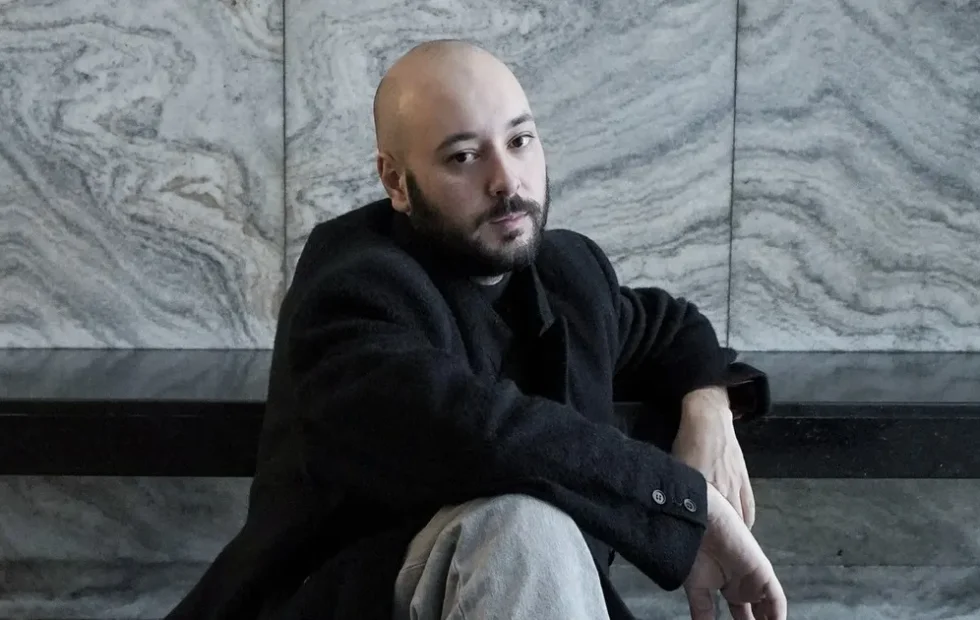 Tavo García: el modisto uruguayo detrás del glam de Lali y Moria. Imagen destacada sobre Tavo García. publicada en Diseño Web Rosario