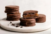Alfajor argentino: cómo se fabrica y por qué conquista el mundo digital. Imagen destacada sobre alfajor argentino. publicada en Diseño Web Rosario