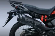 Baúles laterales en moto: cómo verificar soportes y compatibilidad. Imagen destacada sobre baúles laterales en moto. publicada en Diseño Web Rosario