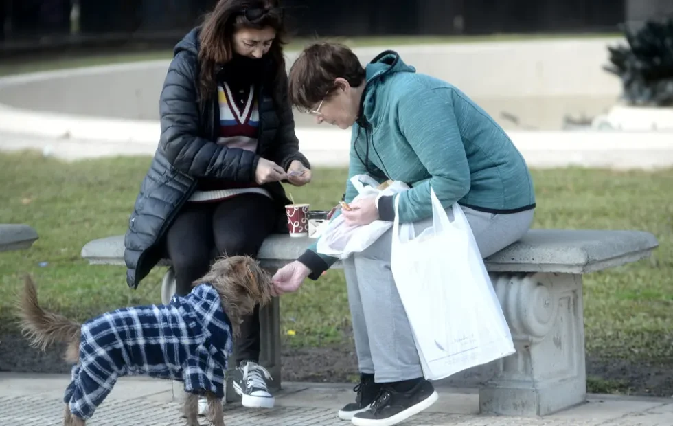 Cómo adaptar sitios web y negocios digitales al frío y la lluvia en Rosario. Fotografía editorial relacionada con diseño web en Rosario. publicada en Diseño Web Rosario