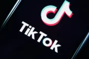 Cómo TikTok convirtió Noches blancas en un éxito editorial global. Fotografía editorial relacionada con ventas de Noches blancas. publicada en Diseño Web Rosario