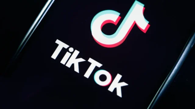 Cómo TikTok convirtió Noches blancas en un éxito editorial global. Fotografía editorial relacionada con ventas de Noches blancas. publicada en Diseño Web Rosario