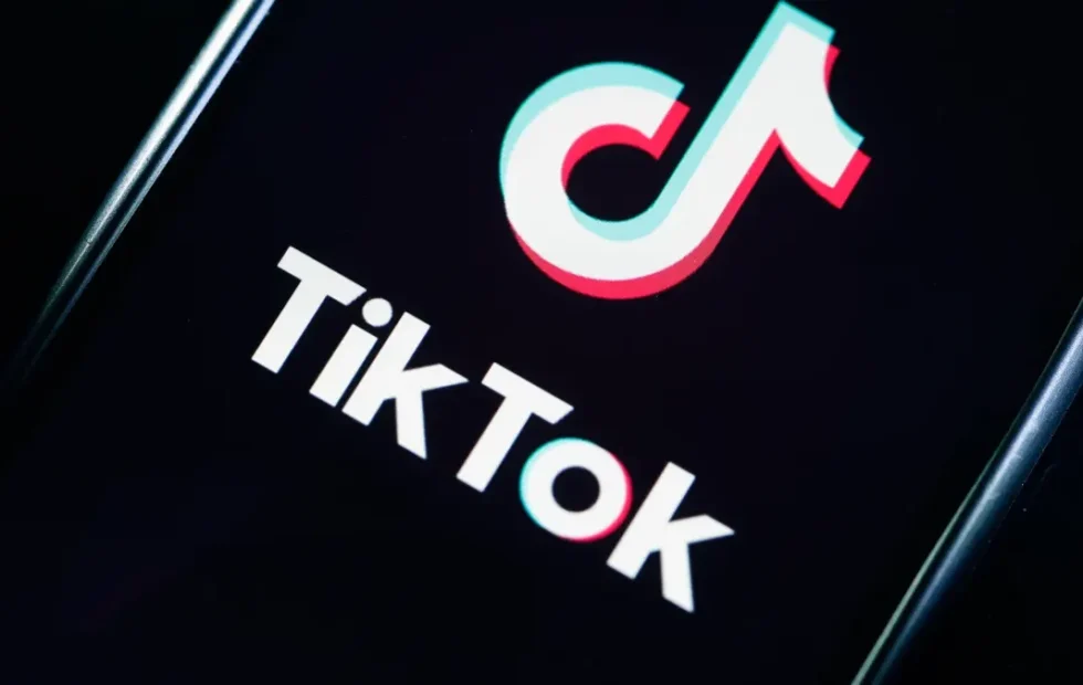 Cómo TikTok convirtió Noches blancas en un éxito editorial global. Fotografía editorial relacionada con ventas de Noches blancas. publicada en Diseño Web Rosario