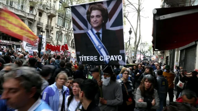 Marcha de la Bronca: movilización nacional cuestionó al Gobierno de Milei. Imagen destacada sobre Marcha de la Bronca. publicada en Diseño Web Rosario