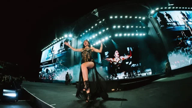 Cazzu convirtió su primer estadio en Jujuy en una experiencia de marca. Fotografía editorial relacionada con experiencia de marca cultural. publicada en Diseño Web Rosario