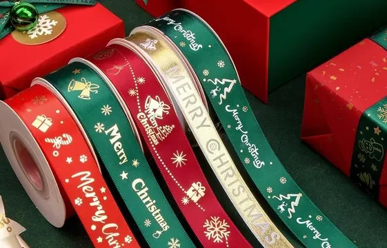 Cintas navideñas: ideas para decorar regalos, vidrieras y proyectos artesanales. Imagen destacada sobre cintas navideñas. publicada en Diseño Web Rosario