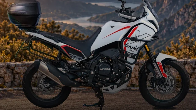 Cómo elegir accesorios para viajar en una Moto Morini X-Cape 700. Fotografía editorial relacionada con accesorios para viajar X-Cape 700. publicada en Diseño Web Rosario