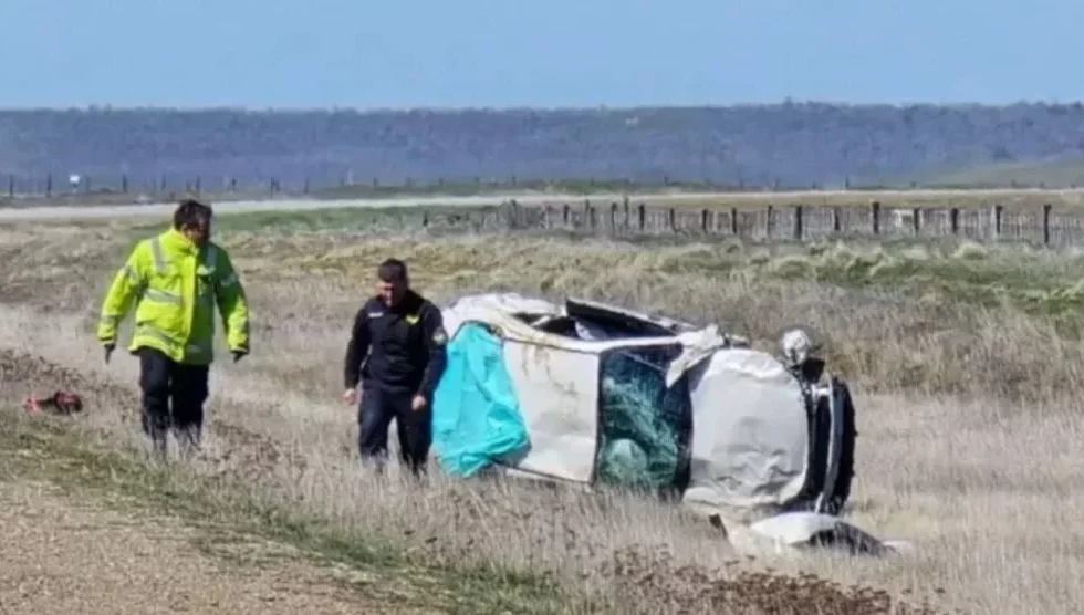 Murió un empresario tras volcar en la Ruta 3, donde falleció su padre. Fotografía editorial relacionada con vuelco en la Ruta 3. publicada en Diseño Web Rosario